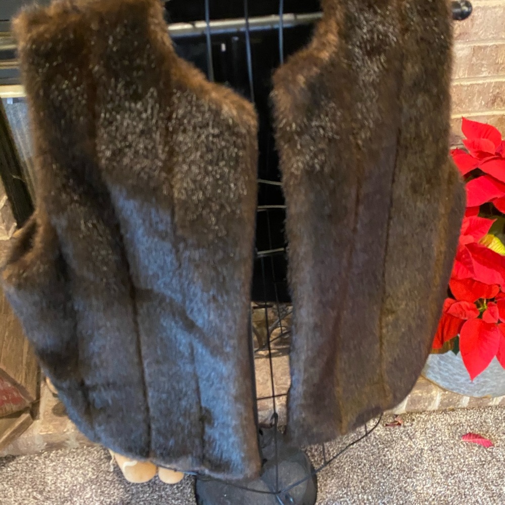 Donna Salyer's Faux fur brown vest - Picture 5 of 11
